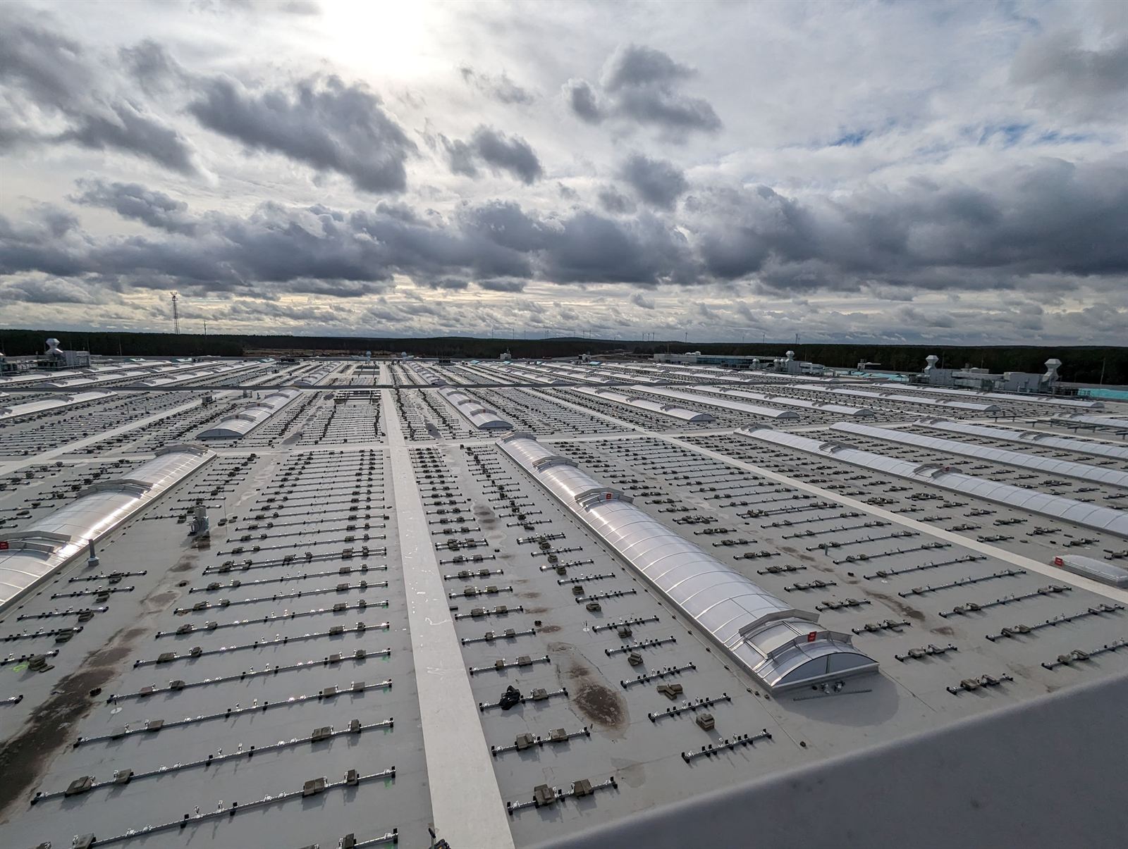 Plat fabrieksdak met uitgezette montagerails, klaar voor de zonnepanelen