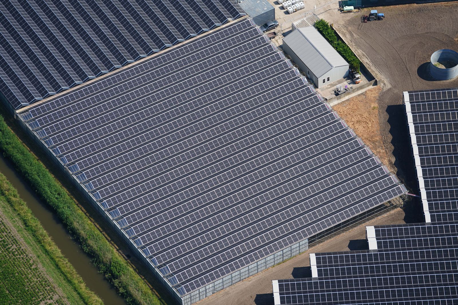 Kasdek van bovenaf, volledig belegd met rijen zonnepanelen